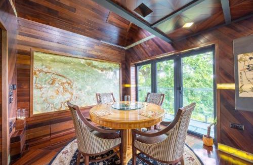 Severn Beach House | Belmont Deco Noir Entire Home