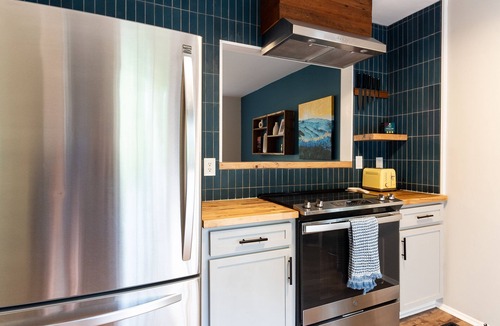 Bent Creek House | Bent Creek Bungalow - Hot Tub, Ping Pong, Foosball, Firepit, and more!