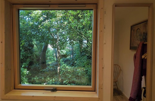 Dursley Cabin | Best of both worlds, trees & town