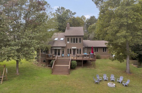 Belmont House | Big water Lake Wylie views on quiet cove, private acre property near Belmont