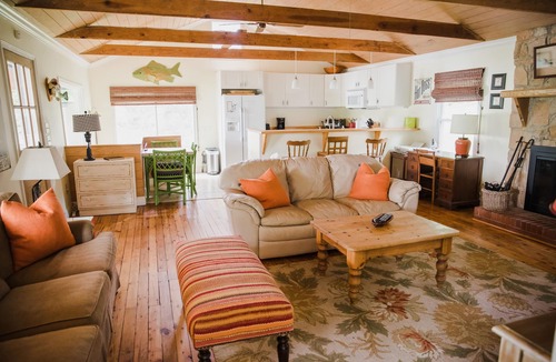 Steele Creek Cottage | Big water, wide view, amazing sunsets. RATES REDUCED for fall & winter getaways.