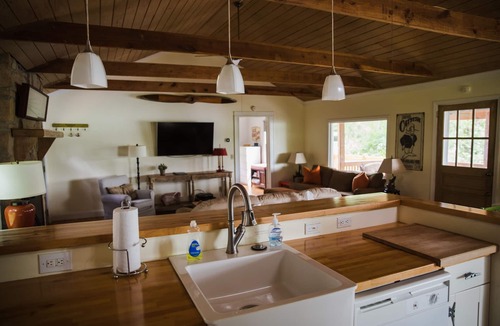 Steele Creek Cottage | Big water, wide view, amazing sunsets. RATES REDUCED for fall & winter getaways.