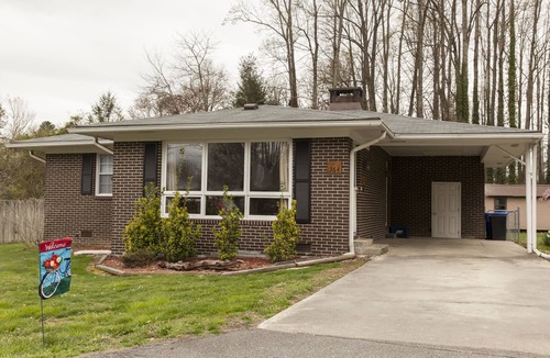 Brevard House | Bike/hike/play! 1/2 mile to Pisgah Nat'l Forest, 7 miles to DuPont. Clean&close