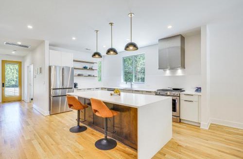 Hillsborough House | Bike to Dtwn Hillsborough! Modern Home w/Yard
