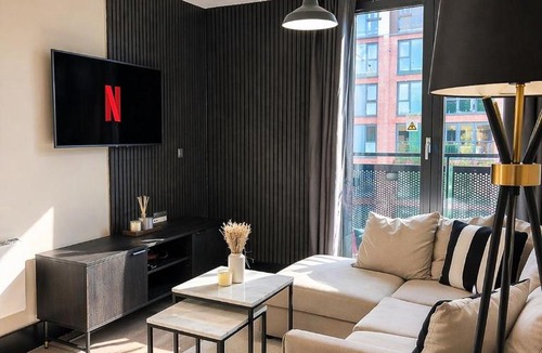 Theatreland Birmingham Apartment | Birmingham City Centre Flat Chinatown, Balcony, Free Parking & Fast WiFi