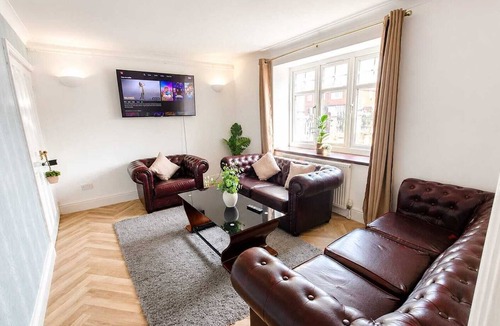 Great Barr House | Birmingham Spacious 5BR house, family & contractor friendly near M6 & M5