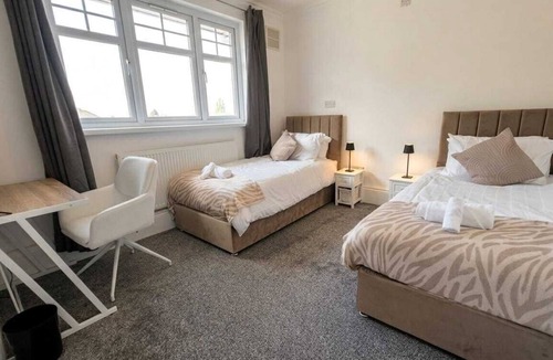 Great Barr House | Birmingham Spacious 5BR house, family & contractor friendly near M6 & M5