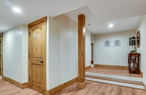 Highlands House | Black Bear Downtown - Magnificent Walk to Town log home bordering Mill Creek just a block from Main Street