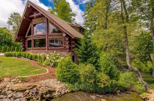 Highlands House | Black Bear Downtown - Magnificent Walk to Town log home bordering Mill Creek just a block from Main Street