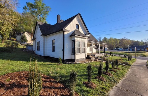 Old Fort House | Black Mountain & Asheville Minutes Away! Bike & Hike the Blue Ridge Mountains!