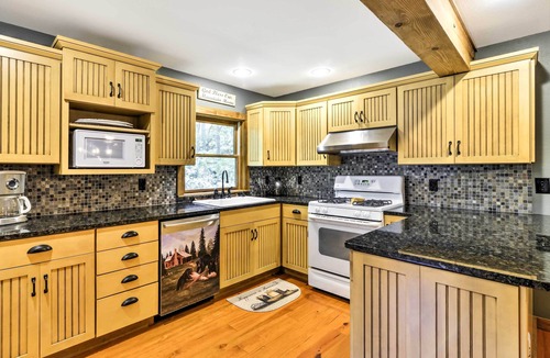 Black Mountain Cabin | Black Mountain Cabin w/Screened Porch + Views!