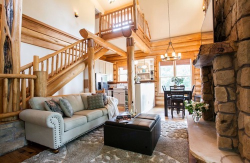 Black Mountain Cabin | Black Mountain Log Cabin | Secluded, Pet-friendly 3BD with Hot Tub & Views!