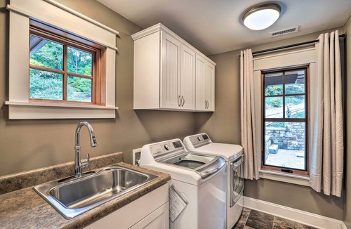 Laurel Ridge House | Black Mountain Lodge: Stunning Mountain Lodge near Asheville-with Breathtaking Views!