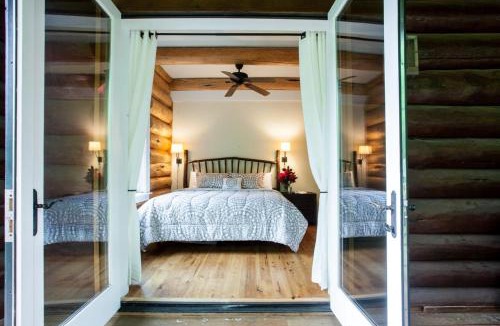 Black Mountain House | Black Mountain Log Cabin Secluded, Pet-friendly 3BD with Hot Tub & Views!