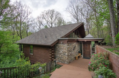 Brevard House | Blissful Bear Log Cabin, community pool, hiking trails, golf course, lakes