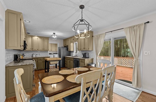 South River House | Blue Crab Shores: Waterfront Oasis with Stunning Views & Endless Possibilities