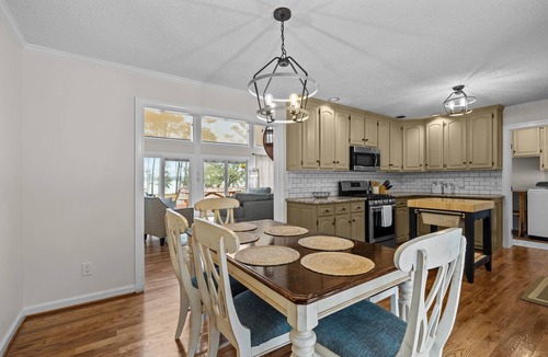 South River House | Blue Crab Shores: Waterfront Oasis with Stunning Views & Endless Possibilities