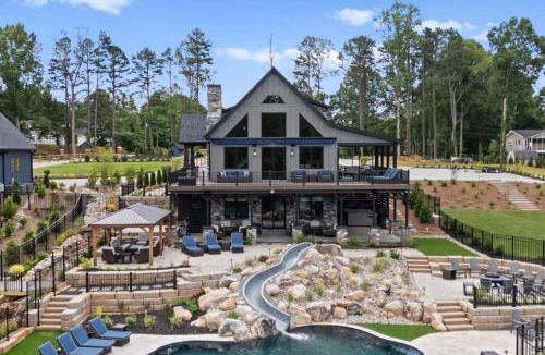 Lake Norman of Catawba House | Blue Heron Gray Fox by AvantStay 2 Lakefront Homes Sleeps 44 Pool Dock Theater
