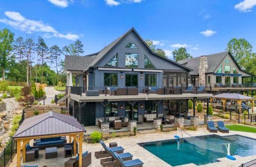 Lake Norman of Catawba House | Blue Heron Gray Fox by AvantStay 2 Lakefront Homes Sleeps 44 Pool Dock Theater