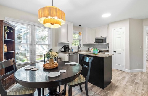 North Raleigh House | Blue Jay’s Retreat: King Bed & Fenced Yard