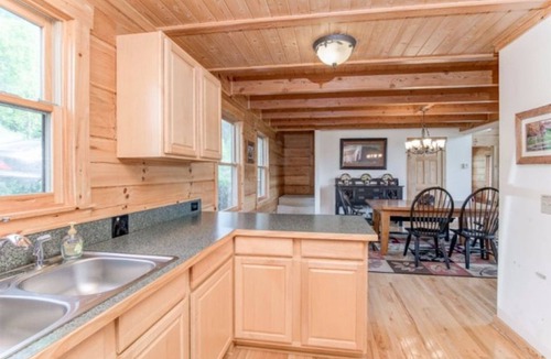 Vilas Cabin | Blue Moon Lodge, Beautiful Views, Hot Tub, Firepit, 15 Mins from Boone