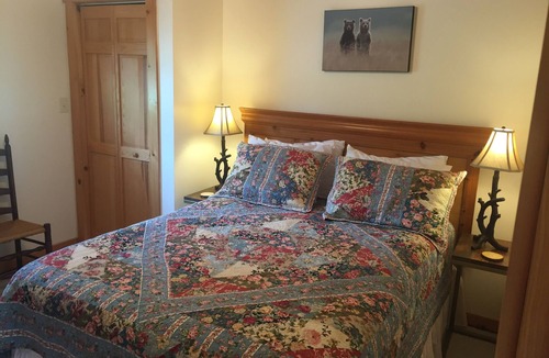 Vilas Cabin | Blue Moon Lodge, Beautiful Views, Hot Tub, Firepit, 15 Mins from Boone