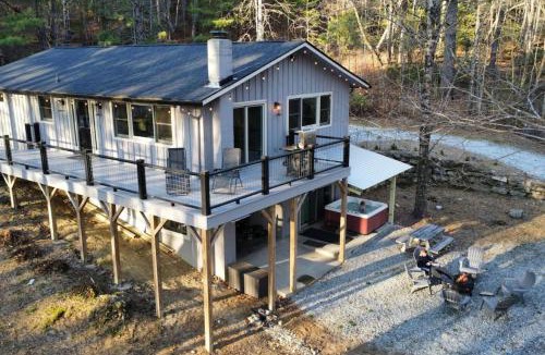 Lake Toxaway House | Blue Ridge Hideaway at Lake Toxaway with Hot Tub