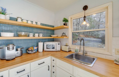 Deep Gap Cabin | Blue Ridge Mountains Cabin w/Community Pool!