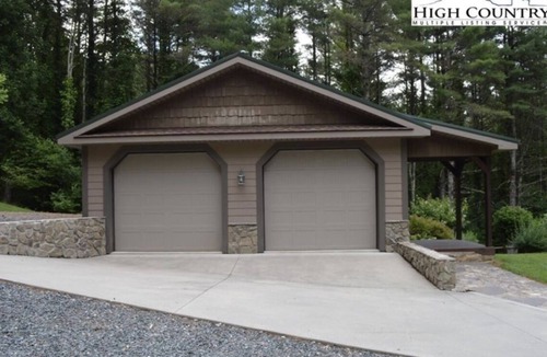 Altamont House | Blue Ridge Private Cabin: Hot Tub, Fire Pit, 12 Acres, Slopes & Winery