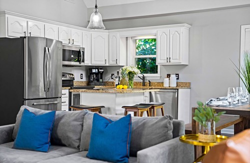Mayhew House | Blue Wing Bay - Trendy Lakefront Chalet