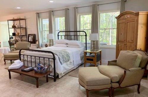 Asheville Apartment | Bluebirds Nest 10 Min to AVL Biltmore hot tub cont bkfst sparkling water