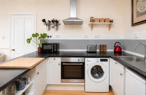 Old Town Apartment | BnBNova - 1BR - Edinburgh Castle Views
