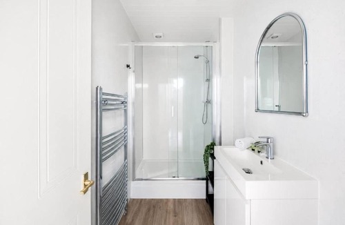 West End Apartment | BnBNova - 2BR - West End Castle
