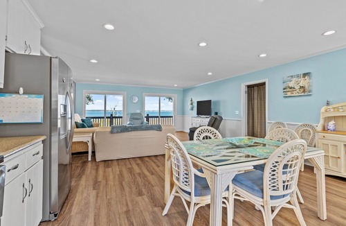 Emerald Isle Cottage | Bogue Sound Cottage with Boat Dock & Pet Friendly