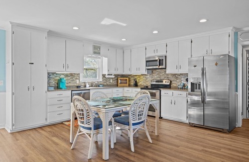 Emerald Isle Cottage | Bogue Sound Cottage with Boat Dock & Pet Friendly