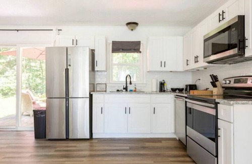 Newton House | Bohemian Retreat |Newly Remodeled with New Hot tub