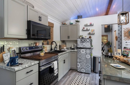 Spruce Pine Cabin | Boho Chic Retreat! Hot Tub+Fire Pit! Nearby Spruce Pine & Blue Ridge Parkway!