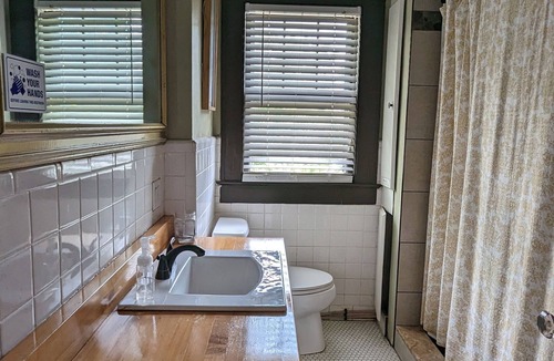 Bear Creek Hostel | Bon Paul & Sharky's Youth Hostel