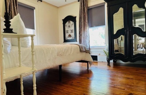 Salisbury Hotel | Bonaparte Castle
