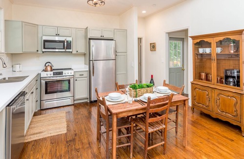 Hendersonville Cabin | Book Lovers Dream Mountain Retreat - 2 King Beds