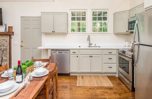 Hendersonville Cabin | Book Lovers Dream Mountain Retreat - 2 King Beds