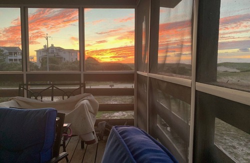 Carova Beach House | Book NOW! Dog friendly, partial Ocean View, 4x4 Area, Cozy Beach cottage .
