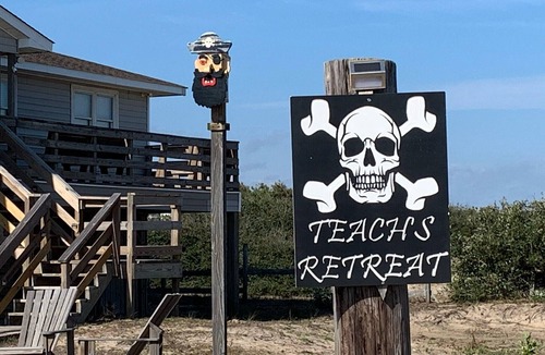 Carova Beach House | Book NOW! Dog friendly, partial Ocean View, 4x4 Area, Cozy Beach cottage .
