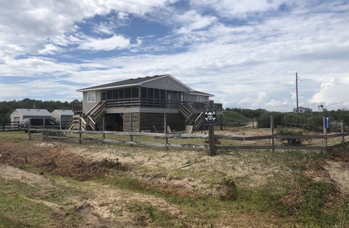 Carova Beach House | Book NOW! Dog friendly, partial Ocean View, 4x4 Area, Cozy Beach cottage .