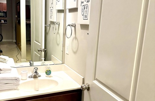 Charlotte House | Book Now: Spacious & Comfy 4 Bedroom Home in University - Free Parking & WiFi!"