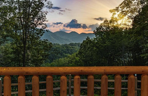 Bryson City Cabin | Born to be Wild romantic escape mountain cabin