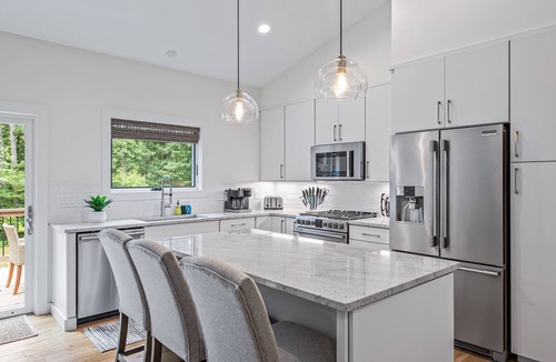 Asheville House | Brand New - 10 Min to Downtown. Luxury high-end finishes. Private Hot Tub & Arcade
