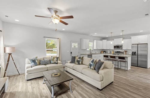 Paw Creek House | Brand New 3-bedroom house - Sleeps 10+ Comfortably, Convenient to Uptown