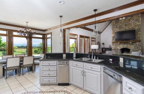 Marshall House | BRAND NEW furniture Breathtaking VIEWS Hot Tub Pool 20 min to Asheville