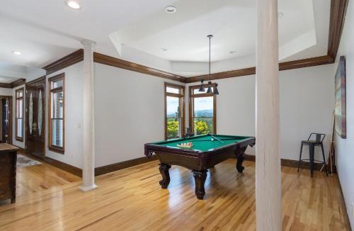 Marshall House | BRAND NEW furniture Breathtaking VIEWS Hot Tub Pool 20 min to Asheville